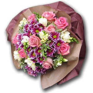Bouquet assortito di rose e altro